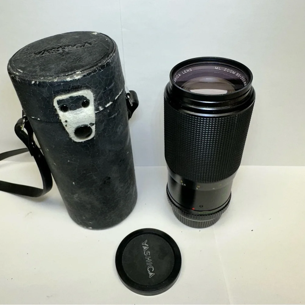 Vintage Yashica ML Zoom 80-200mm f/4 Camera Lens Equipped With Skylight (1B)